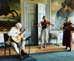 Folkmusikduon Erika & Cecilia spelar tillsammans med mästergitarristen Mats Bergström på årets upplaga av Oktoberstämman på UKK. Foto: Peter Liljenstolpe