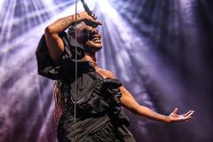 Världssångerskan Buika från Spanien kommer till UKK 16 maj 2026. Att uppleva henne live är att kliva in i ett musikaliskt universum där många traditioner tar form i en och samma uttrycksfulla röst – helt unik. Foto: Arda Aytan