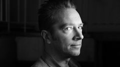 Gitarristen, kompositören, arrangören och producenten Johan Lindström är sedan 1990-talet en av våra mest eftertraktade musiker och producenter. Den 9 maj gästar han Jazzhörnan på UKK med sin hyllade septett. Foto: Tina Axelsson