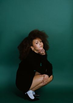 Keisha är en uppmärksammad ung artist från Uppsala med svensk-kenyanska rötter, som blandar pop, R&B, soul och jazz med stora känslor och en röst som vågar tar plats. Hon uppträder på UKK på Internationella kvinnodagen. Foto: Pressbild