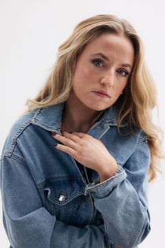 Maria Broberg är låtskrivare, artist och VD för Strandgruppen Event. Hon håller föreläsningen ”Att ta plats i en bransch som låter högt – kvinnligt företagande inom musik & event” på festivaldagen SHE, 8 mars på UKK. Foto: Amir Golzari