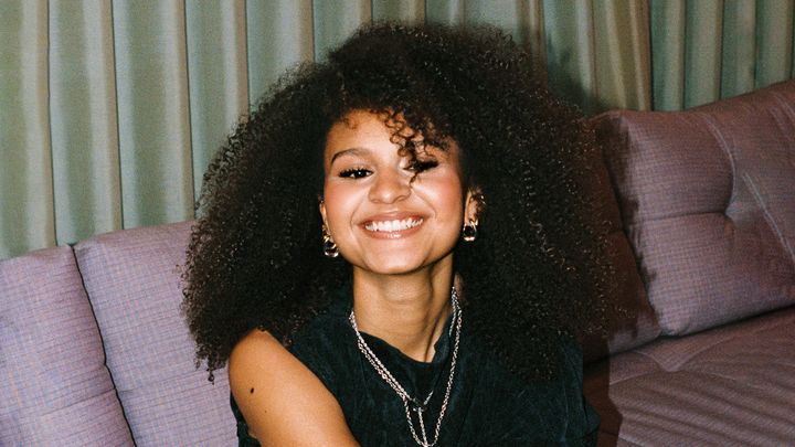 Keisha är en uppmärksammad ung artist från Uppsala med svensk-kenyanska rötter, som blandar pop, R&B, soul och jazz med stora känslor och en röst som vågar tar plats. Hon uppträder på UKK på Internationella kvinnodagen. Foto: Pressbild