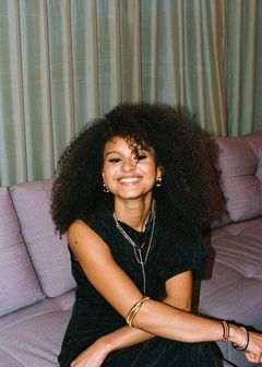 Keisha är en uppmärksammad ung artist från Uppsala med svensk-kenyanska rötter, som blandar pop, R&B, soul och jazz med stora känslor och en röst som vågar tar plats. Hon uppträder på UKK på Internationella kvinnodagen. Foto: Pressbild