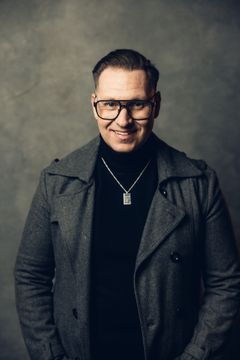 Sveriges soul- och gospelkung Samuel Ljungblahd hyllar Stevie Wonder på UKK den 13 juni tillsammans med Uppsala Blåsarsymfoniker, The Gloryfires och Trio X. Foto: Pressbild