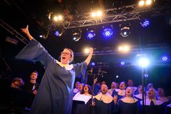 Körledaren Johanna Engholm leder gospelkören The Gloryfires med stor energi. Den 13 juni hyllar de Stevie Wonder på UKK tillsammans med solisten med Samuel Ljungblahd, Uppsala Blåsarsymfoniker och Trio X. Foto: Magnus Aronson