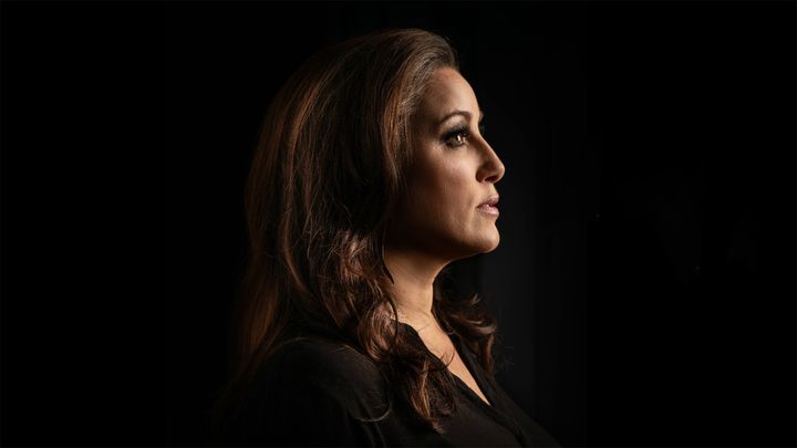 Lisa Nilsson möter Bohuslän Big Band under ledning av Calle Rasmusson på UKK den 20 oktober och förenas i den gemensamma kärleken till jazzen. Foto: Nikola Stankovic