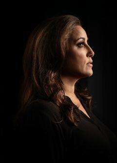 Lisa Nilsson möter Bohuslän Big Band under ledning av Calle Rasmusson på UKK den 20 oktober och förenas i den gemensamma kärleken till jazzen. Foto: Nikola Stankovic