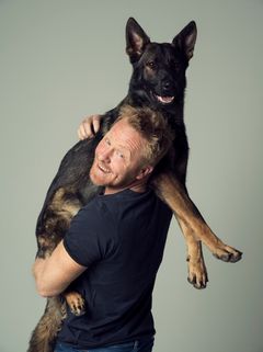 Fredrik Steen är känd av hela hundsverige som hundexpert i TV4, men har även arbetat internationellt med hundar, praktiskt men även som föreläsare. Uppsalas hundälskare möter honom på Hundens dag den 23 augusti. Foto: Andreas Lundberg