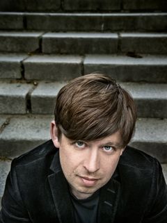 Christoffer Nobin är en av Skandinaviens mest eftertraktade unga dirigenter. På Vaksalafesten den 6 juni leder han Uppsala Kammarorkester och Trio i X i konserten med solisterna Malena Ernman och Philip Jalmelid. Foto: Johan Bergmark