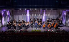 Uppsala Kammarorkester från Musik i Uppland ackompanjerar solisterna Malena Ernman och Philip Jalmelid på Vaksalafesten, den 6 juni på Vaksala torg. Foto: Staffan Claesson