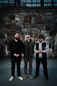 Gottsundagruppen Labyrint, som gjort sig kända för sin blandning av hiphop och reggae med samhällskommenterande texter, gör en efterlängtad konsert på hemmaplan under Vaksalafesten den 6 juni. Foto: Alina Castillo