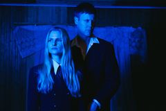 Indiefenomenet Genom Natten gör stora refränger för brustna hjärtan och har beskrivits som ”soundtracket till en David Lynch-film i en svensk folkpark”. Den 11 juli gästar de Sommar på UKK. Foto: Milkdrop Studio