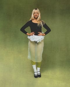 Fanny Avonne slog igenom med superhiten ”Tusen spänn” tillsammans med Tjuvjakt och har som soloartist ett mer avskalat och intimt uttryck, med berättandet i centrum. Den 11 juli spelar hon utomhus på UKK:s Blockparty. Foto: Pressbild