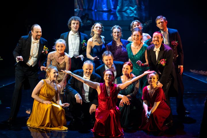 Musik och teater, historia och nutid möts när Romeo & Julia Kören bjuder in till julkonsert.