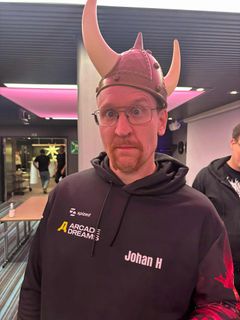 Johan ”Allfader Odin” i vikinghjälm och hoodie.