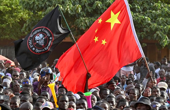 Turning away from the West towards Russia and China: Supporters of Niger's National Council of Safeguard of the Homeland (CNSP) wave the Chinese flag and flag bearing the logo of private military Company Wagner, in Niamey on September 16, 2023. (Photo by AFP/DNA) / More information via ots and www.presseportal.de/en/nr/174021 / The use of this image for editorial purposes is permitted and free of charge provided that all conditions of use are complied with. Publication must include image credits.