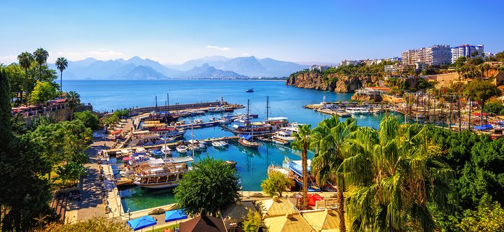 Unique ancient ruins and extensive beaches by the glittering sea, picturesque old towns and great hospitality: Turkey offers all this and much more. On almost every trip, the customer also stands at the harbor in the old town of Antalya and enjoys a panoramic view of the Taurus Mountains and the Mediterranean.