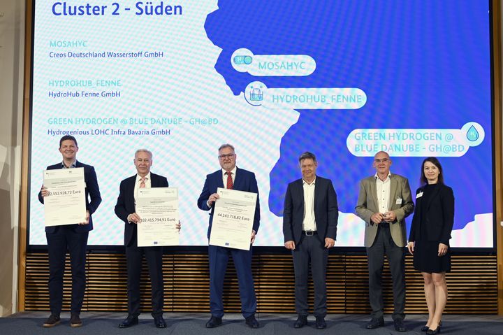 Recipients of the grant notifications for the Hy2Infra IPCEI wave together with Federal Minister of Economics Dr. Robert Habeck and Dr. Markus Wittmann, Ministerial Director of the Bavarian State Ministry of Economic Affairs. Left in the picture: Dr. Daniel Teichmann, CEO and founder of Hydrogenious LOHC  Copyright: (C) BMWK / Andreas Mertens The photos may be used provided the copyright is acknowledged. The photos may not be used for commercial or advertising purposes.