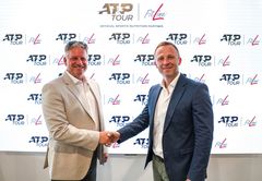 PM-International CEO&Founder, Rolf Sorg (vänster) och ATP CEO, Massimo Calvelli (höger) under undertecknandet av partnerskap mellan ATP och FitLine.