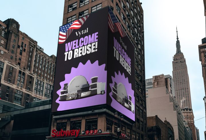 Big News: Vytal expands to the U.S.! Pioneering sustainable packaging solutions across America! This digitally created image features a billboard in New York's Times Square showcasing the Vytal product fleet. It highlights Vytal's launch of sustainable packaging solutions in the U.S., with the slogan 'Welcome to Reuse,' emphasizing our commitment to environmental responsibility and sustainability.