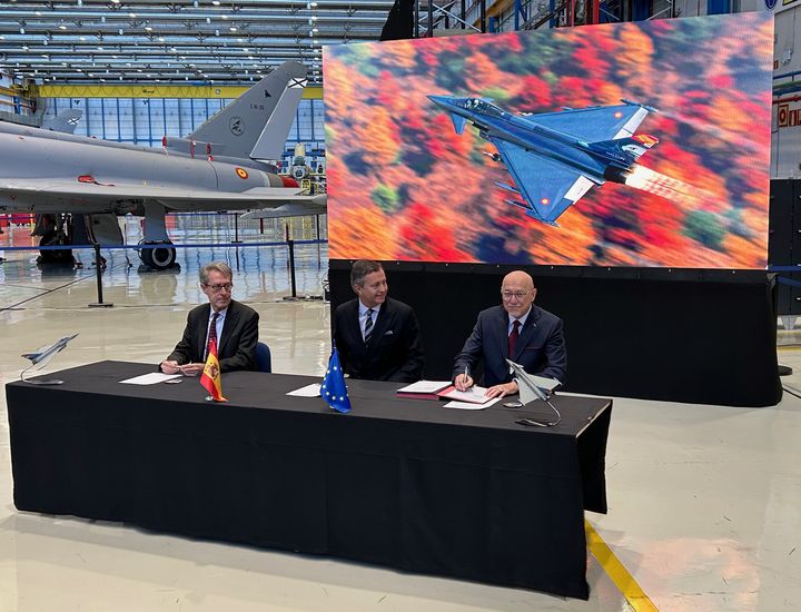 Left to right: Giancarlo Mezzanatto, Eurofighter CEO and AVM Simon Ellard (ret.), General Manager of NETMA, look on as Ralf Breiling, EUROJET CEO, signs the Halcon II contract.