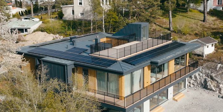 Screenshot from the installation video of the LONGi EcoLife Series in Stockholm. Copyright: LONGi Solar & Aprilice (Swedish solar company)