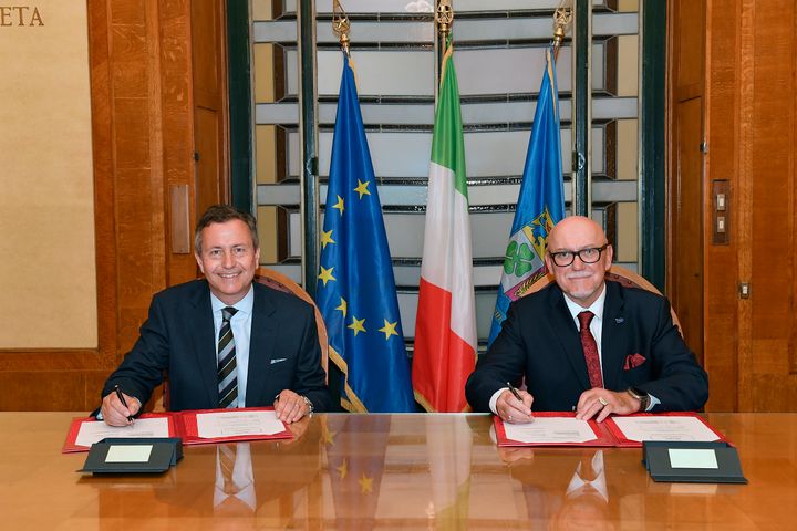 AVM Simon Ellard (ret.), NETMA General Manager (left) and Ralf Breiling, CEO of EUROJET (right) signing the contract for EJ200 engines for the Italian Air Force in Rome.