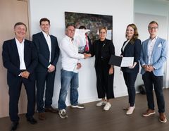 Pictured (from left to right): Thomas Tochtermann (Chairman of the Board, matterr), Benjamin Rump (COO, matterr), Wolfgang K. Hoever (Founder/Board, cooldown°earth), Mona Neubaur (Minister for Economic Affairs, Industry, Climate Protection and Energy of the State of North Rhine-Westphalia), Melanie Hackler (CEO, matterr), Jan Rückold (Head of Finance, matterr) Credit: © MWIKE NRW / Bowinkelmann