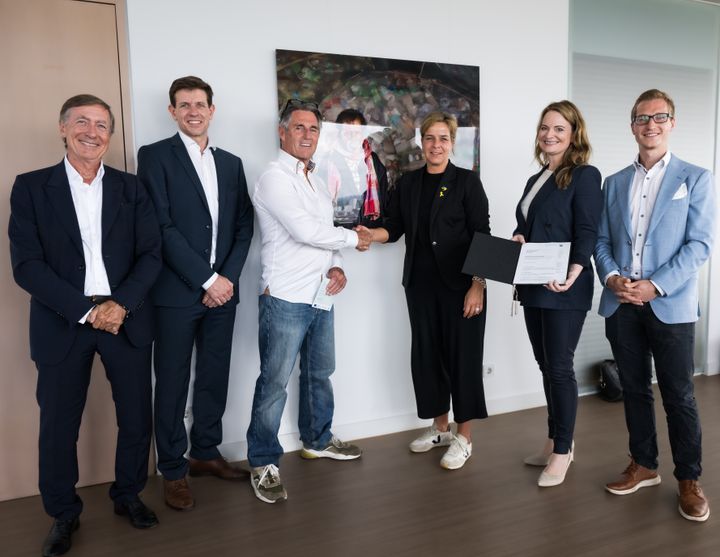 Pictured (from left to right): Thomas Tochtermann (Chairman of the Board, matterr), Benjamin Rump (COO, matterr), Wolfgang K. Hoever (Founder/Board, cooldown°earth), Mona Neubaur (Minister for Economic Affairs, Industry, Climate Protection and Energy of the State of North Rhine-Westphalia), Melanie Hackler (CEO, matterr), Jan Rückold (Head of Finance, matterr) Credit: © MWIKE NRW / Bowinkelmann