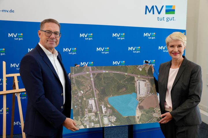 Gerd Chrzanowski, general partner Schwarz Group, and Manuela Schwesig, minister-president of Mecklenburg-Vorpommern