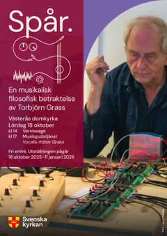 Affisch för utställningen Spår med ett foto av musikern Torbjörn Grass vid ett kontrollbord med sladdar, kopplingar och volymreglage.