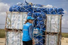 UNHCR-personal tar emot 53 ton nödhjälp i Benghazi, Libyen, för distribution till områden som drabbats av stormen Daniel. Över 43 000 människor tvingades på flykt efter översvämningarna i september 2023.