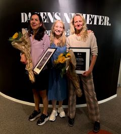Sanna Thorén Björling, utrikeskorrespondent, Pia Skagermark, utrikeschef och Lotta Härdelin, fotograf tar emot priset Refugee Awareness Award.