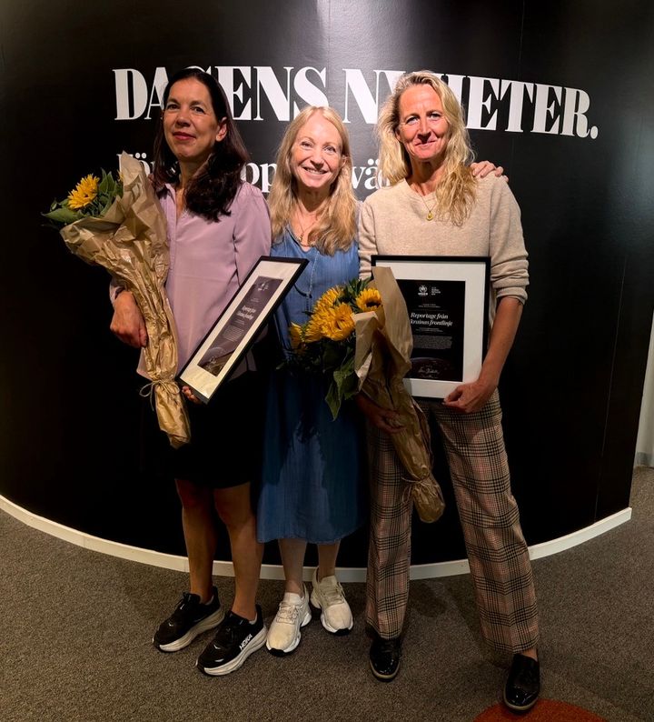 Sanna Thorén Björling, utrikeskorrespondent, Pia Skagermark, utrikeschef och Lotta Härdelin, fotograf tar emot priset Refugee Awareness Award.
