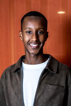 Zakaria Hassan, student och profil i Bakom nyheterna, Schibsted IN/LABs initiativ för att sprida kunskap om media på Tiktok.