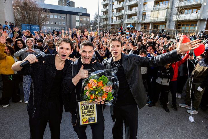 Marcus & Martinus smyger in på skola i Stockholm och överraskar en av årets Svenska hjältar, Carlos Hernandez Robio. Foto: Lotte Fernvall / Aftonbladet