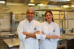 Två ungdomar står bredvid varandra och ser glada ut.