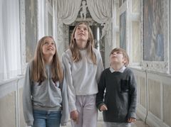 Barn som beundrar taken i Frederiksborg Slott. Foto: Credits Ann Jørgensen/VisitNordsjælland