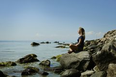 Meditation längs stranden på Bornholm. Foto: Niclas Jessen