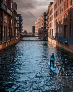 SUP genom Sluseholmen, Köpenhamn. Foto: Daniel Rasmussen