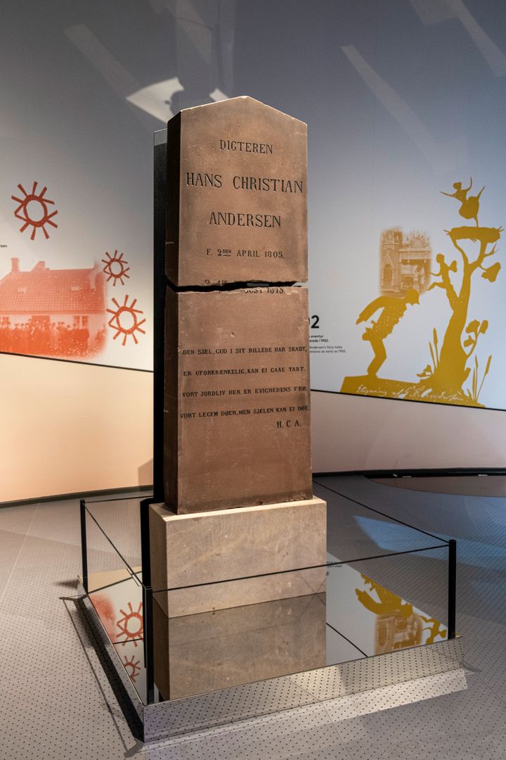 H. C. Andersens gravsten kommer hem. Foto: Museum Odense