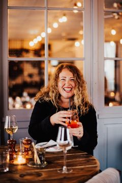 En turist provar en drink på Undici i Köpenhamn. ©Malin Poppy Darcy Mörner