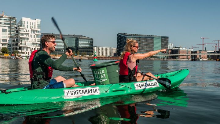 Två personer paddlar i en "GreenKayak" i Köpenhamn. Foto: Daniel Rasmussen Copenhagen Media Center