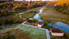 Övernatta nära Almind Å. Foto: Unsplash och Bjarke Rosenbeck