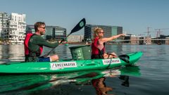 Två personer paddlar i en GreenKayak i Köpenhamns hamn för att samla skräp. Foto: Daniel Rasmussen/Copenhagen Media Center