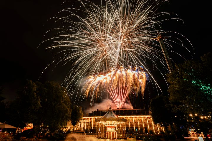 Fyrverkerier lyser upp natthimlen ovanför Tivoli. Foto: Jakob Melgaard