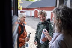 En i nätverket Hike Friend på Fyn fyller en vattenflaska åt två vandrare. Foto: Kolorit