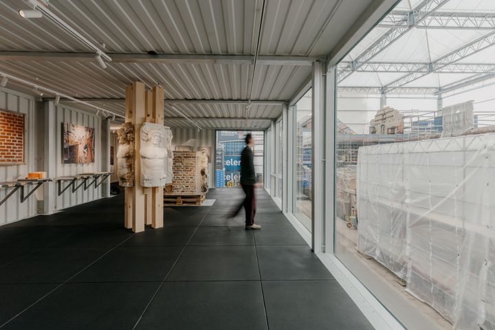 Från stora panoramafönster kan Børsens återuppbyggnad följas. Foto: JAC studios