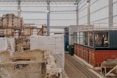 Stora fönster gör att man kan följa återuppbyggnaden av Børsen i realtid. Foto: JAC studios