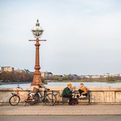 Cyklister tar sig en vila på Dronning Louises Bro i Köpenhamn ©Abdellah Ihadian